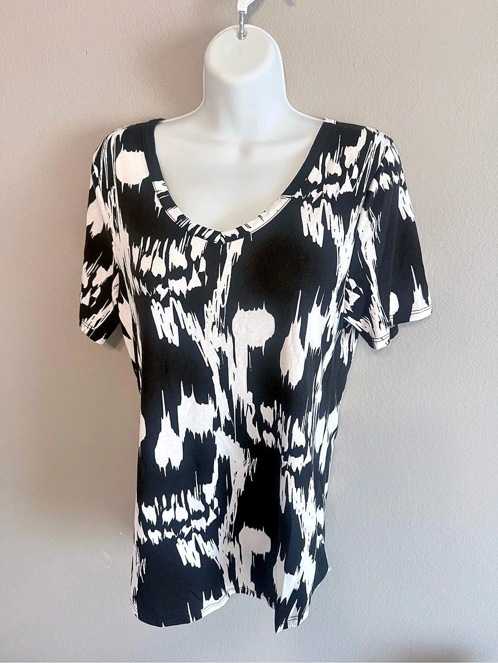 Skull Spooky Short Sleeve Top in Black & White NWT